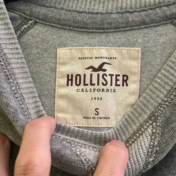 MEN’s Hollister Sweater Velvet Fleece Like material size SMALL - Picture 3 of 4